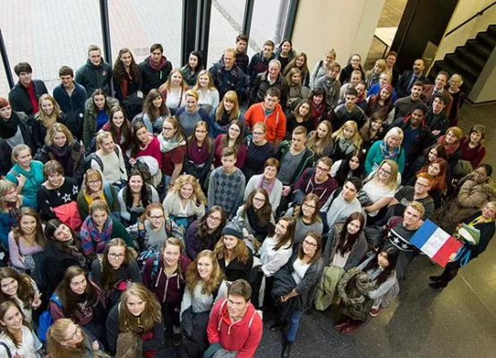 Bild: Schülerinnen und Schüler der Region lernen ihr Nachbarland auf dem Campus kennen