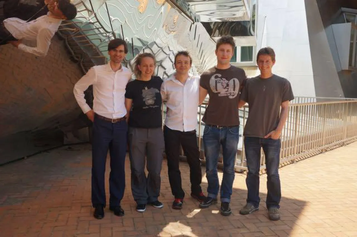 Das Team der micropsi industries GmbH vor dem MIT in Boston.