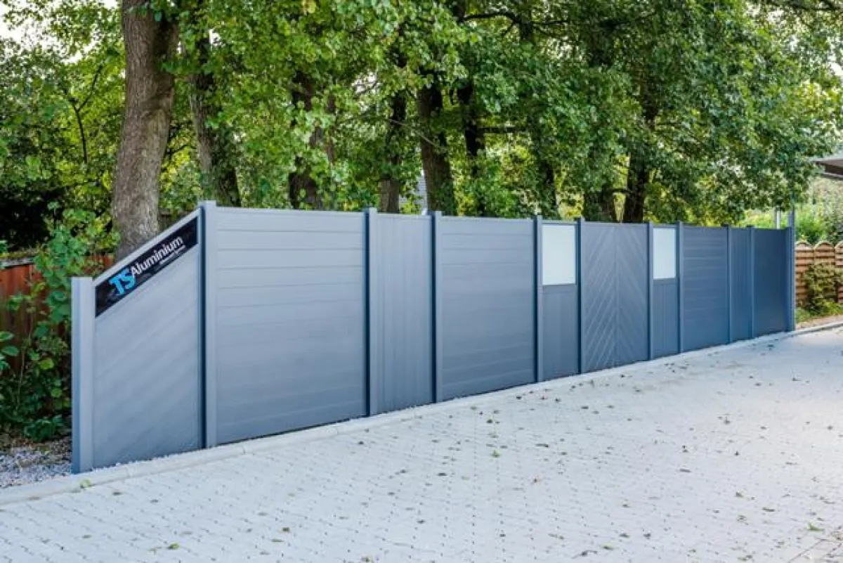 Variantenreichtum, gefertigt aus nur wenigen Profilen: Die „Serie Sichtschutz“ von TS Aluminium