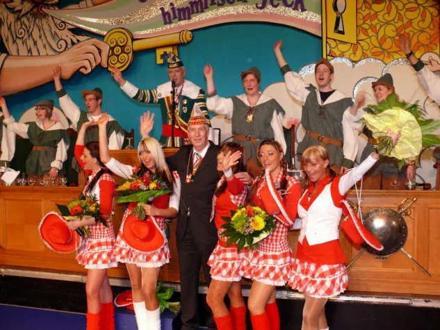 NRW-Innenminister schunkelt mit der dbb jugend nrw in den Karneval Bild: NRW-Innenminister schunkelt mit der dbb jugend nrw in den Karneval