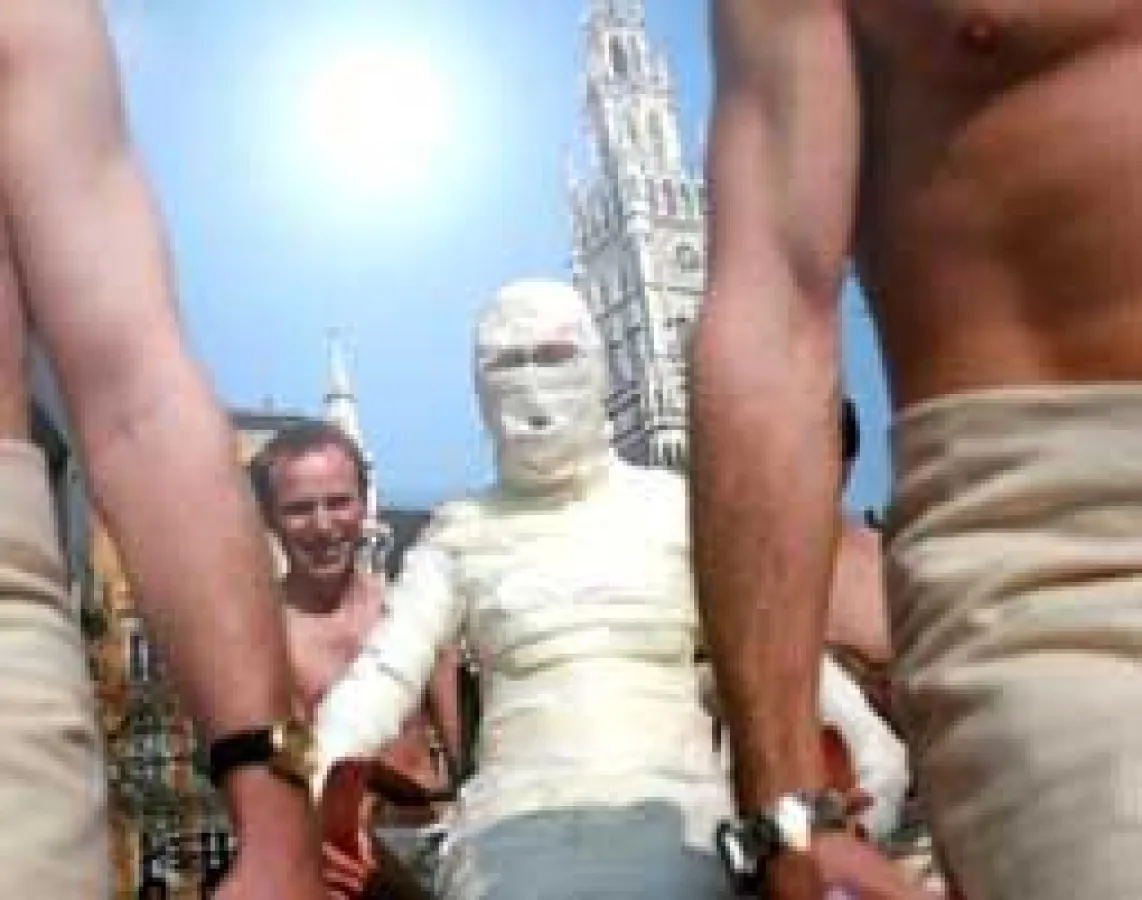 Als Pharao auf einer Bahre durch das Kaufhaus