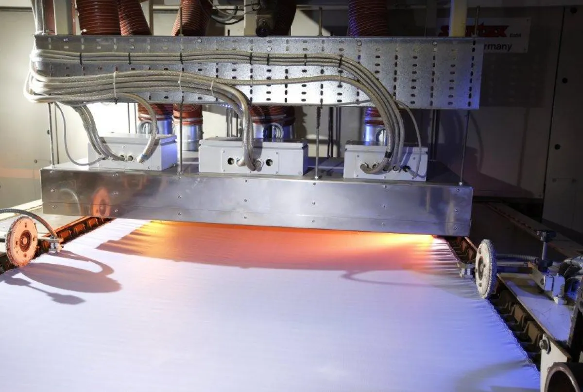 Carbon Infrarot-Strahlern von Heraeus Noblelight helfen Textilgewebe für Outdoor Bekleidung schneller zu trocknen und erhöhen damit die Produktionsgeschwindigkeit.