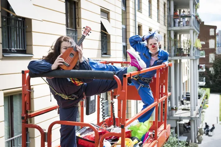 Klinikclowns zum Weltlachtag - ROTE NASEN Fenstervisite für Pflegebedürftige in zehn Metern Höhe Bild: Klinikclowns zum Weltlachtag - ROTE NASEN Fenstervisite für Pflegebedürftige in zehn Metern Höhe