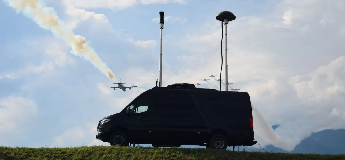Teil des Sicherheitskonzepts der Airpower 22. Vollständig autarkes AARTOS™ DDS im Mercedes Sprinter.