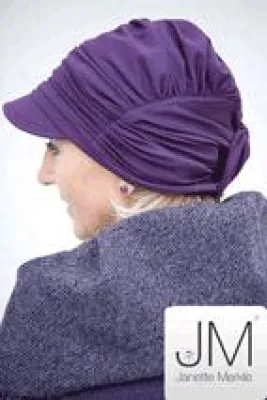 Janette Merkle stellt ihre Mützenkollektion im Brustkrebszentrum vor Bild: Janette Merkle stellt ihre Mützenkollektion im Brustkrebszentrum vor