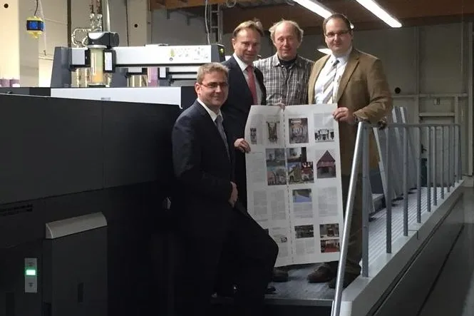 Bild: Rehms Druck nimmt neue Acht-Farben-Maschine in Betrieb