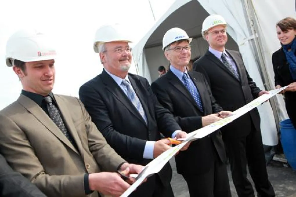 Von links: Dieter Soens, technischer Direktor Ijsfabriek Strombeek, Marc Van Peel, Beigeordneter des Bürgermeisters Hafen von Antwerpen, Stefan Messer, Chief Executive Officer Messer Group GmbH, und J