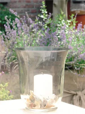 Bild: „Freiluftfeiern“ beim Sommerfest mit sommerlichen Windlichtern!
