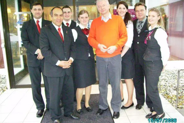 Prominenter Frühstücksgast: Ministerpräsident Roland Koch im Mercure Hotel Frankfurt Eschborn Ost Bild: Prominenter Frühstücksgast: Ministerpräsident Roland Koch im Mercure Hotel Frankfurt Eschborn Ost