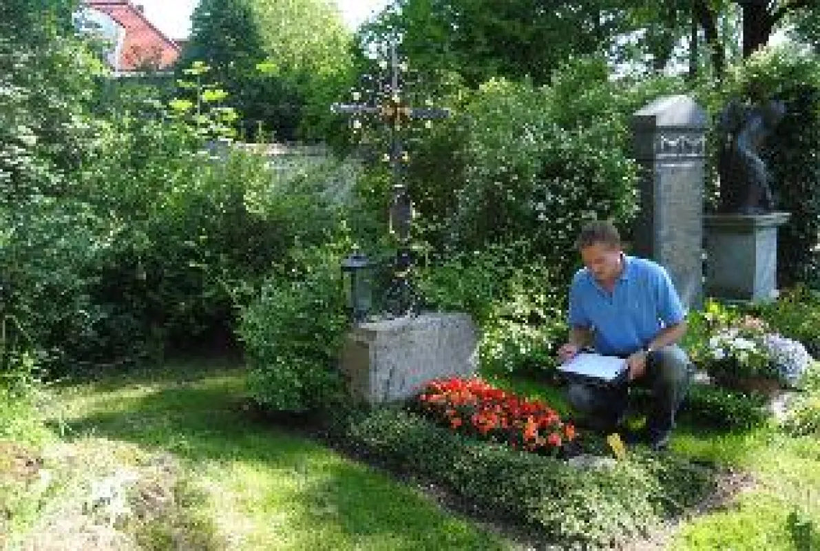 Der Grabkontrolleur bei der Arbeit: Er kontrolliert den Pflegezustand des Grabes sowie die Qualität der Wechselbepflanzung. Foto: BdF