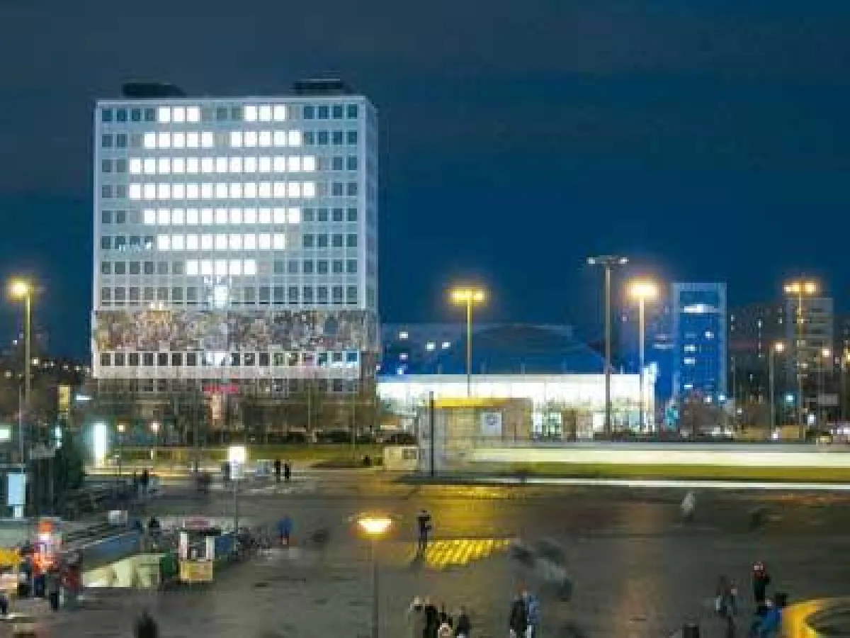 Blinkenlights, Berlin Alexanderplatz, 2003, Medienfassade: Chaos Computer Club; Foto: Thomas Fiedler