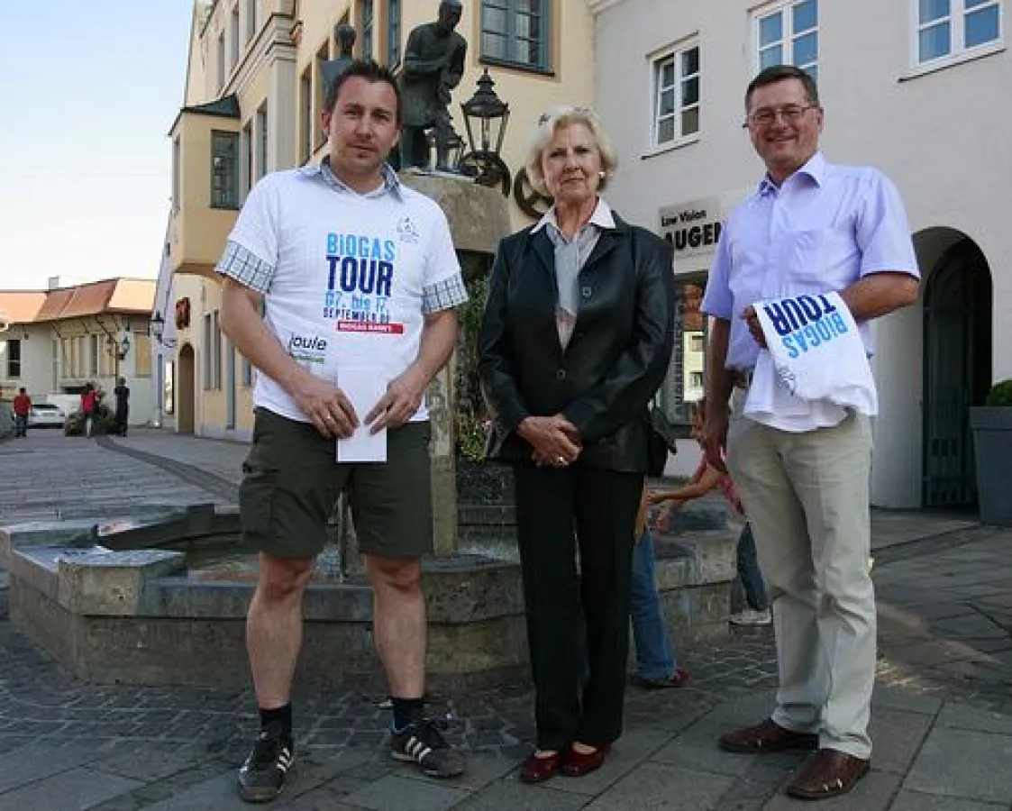 Bürgermeisterin Maria Bauer empfängt die Biogas-Tour in Donauwörth