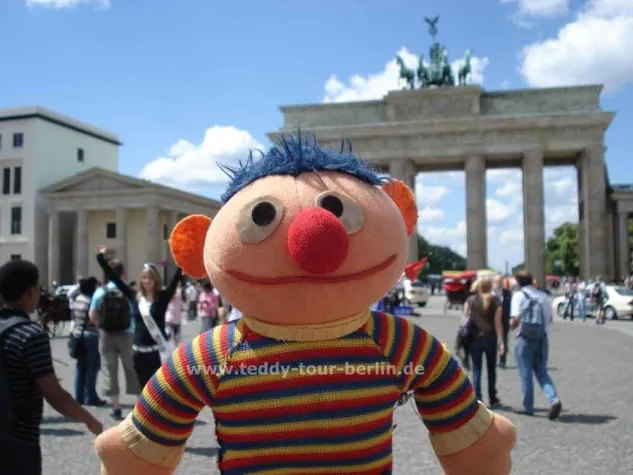 Bild: Das erste Reisebüro für Kuscheltiere TEDDY TOUR BERLIN feiert 5. Geburtstag