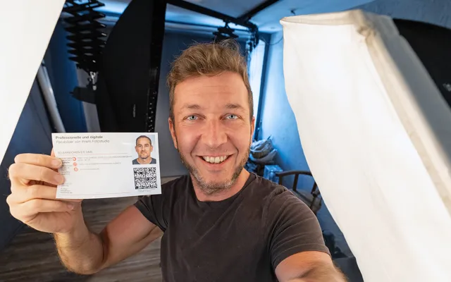 Bild: Ein Lächeln für den Ausweis: Fotostudio Lichtecht startet mit digitalem Passbild-Service im Erzgebirge