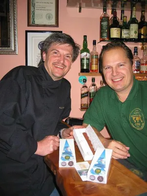 Smallest Whisky Bar on earth stellt ihre Gourmet Whisky Pralinen vor Bild: Smallest Whisky Bar on earth stellt ihre Gourmet Whisky Pralinen vor