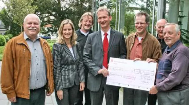 1000 € - Scheck der Kreissparkasse Köln Immobilien GmbH für den Lohmarer Senioren-Förderverein Bild: 1000 € - Scheck der Kreissparkasse Köln Immobilien GmbH für den Lohmarer Senioren-Förderverein