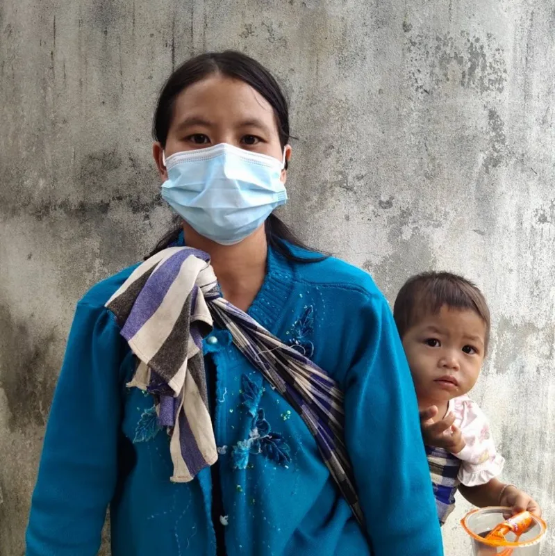 Mutter und Kind beim Besuch der mobilen Klinik der Stiftung Kinderzukunft