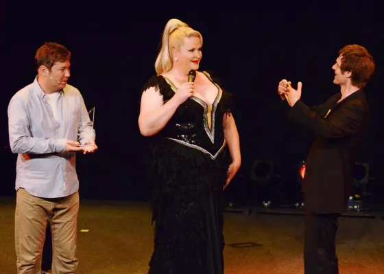 Bild: Daphne de Luxe gewinnt die Bronzemedaille der Deutschen Kabarettmeisterschaft 2014/2015