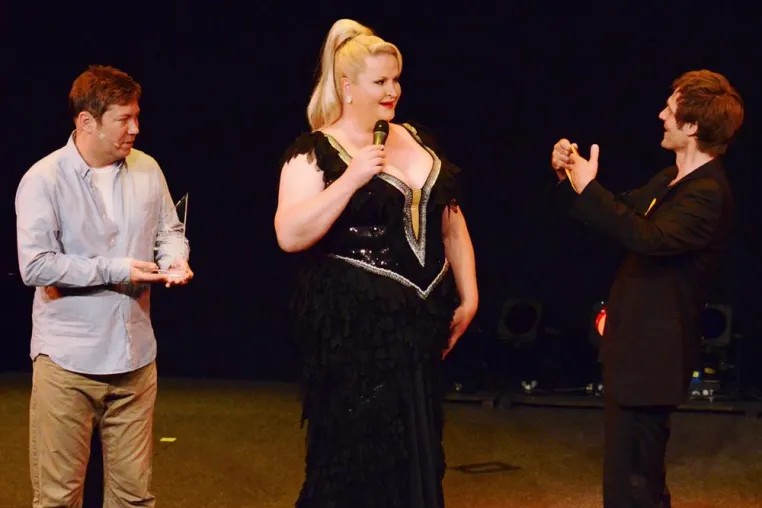 Bild: Daphne de Luxe gewinnt die Bronzemedaille der Deutschen Kabarettmeisterschaft 2014/2015