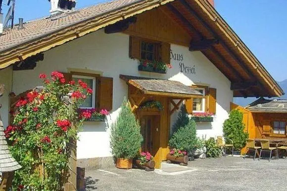 Bild: Weiß-rosa Blütenmeer in den Alpen