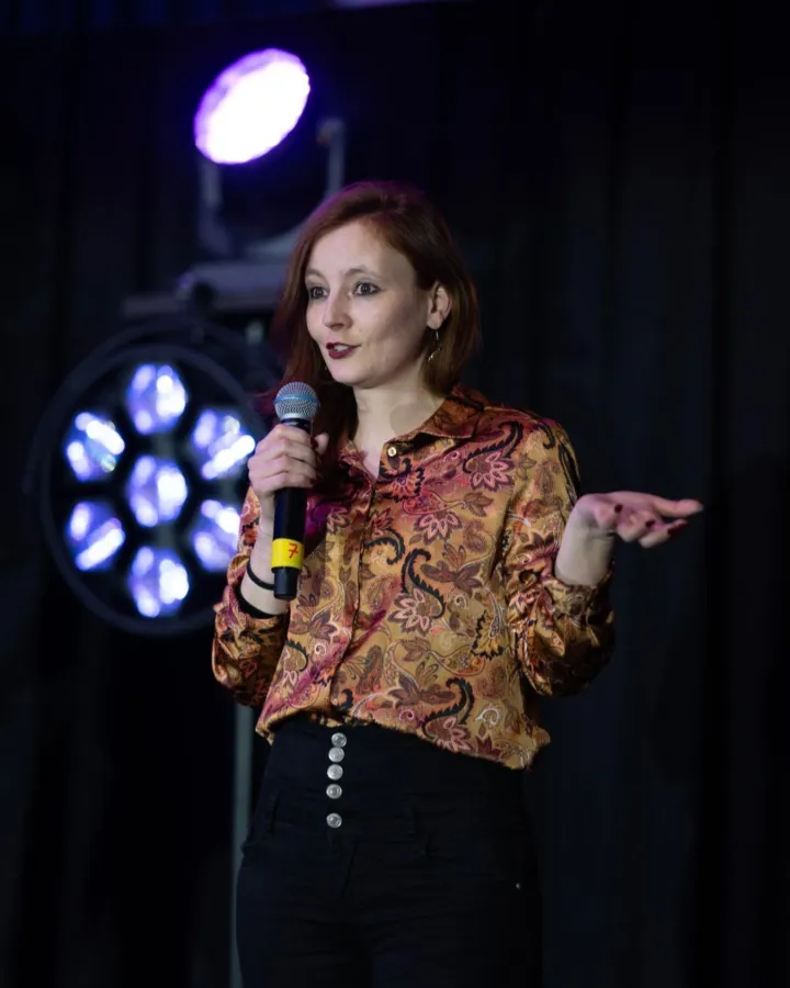 Maria Hennig als Speakerin beim internationalen Speakerslam in Radebeul - Fotograf: Justin Bockey