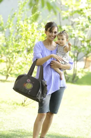 Bild: Mit Baby unterwegs – In der Wickeltasche ist alles parat