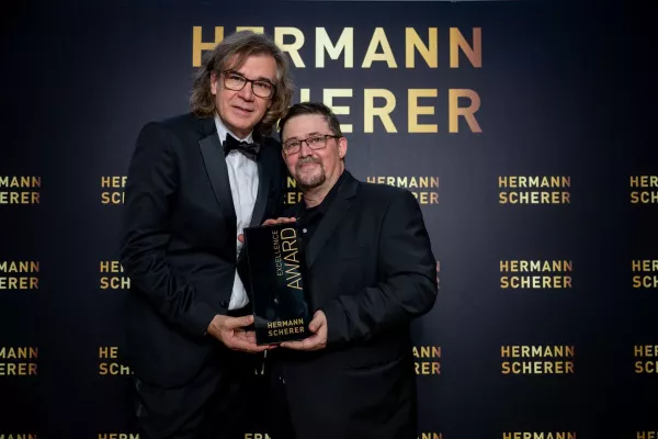 Bild: Ein Award für Mr. Schufa - Neumarkter Unternehmer gewinnt im 20. Internationalen Speaker-Slam
