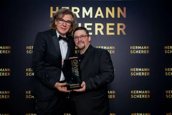 Ein Award für Mr. Schufa - Neumarkter Unternehmer gewinnt im 20. Internationalen Speaker-Slam Bild: Ein Award für Mr. Schufa - Neumarkter Unternehmer gewinnt im 20. Internationalen Speaker-Slam