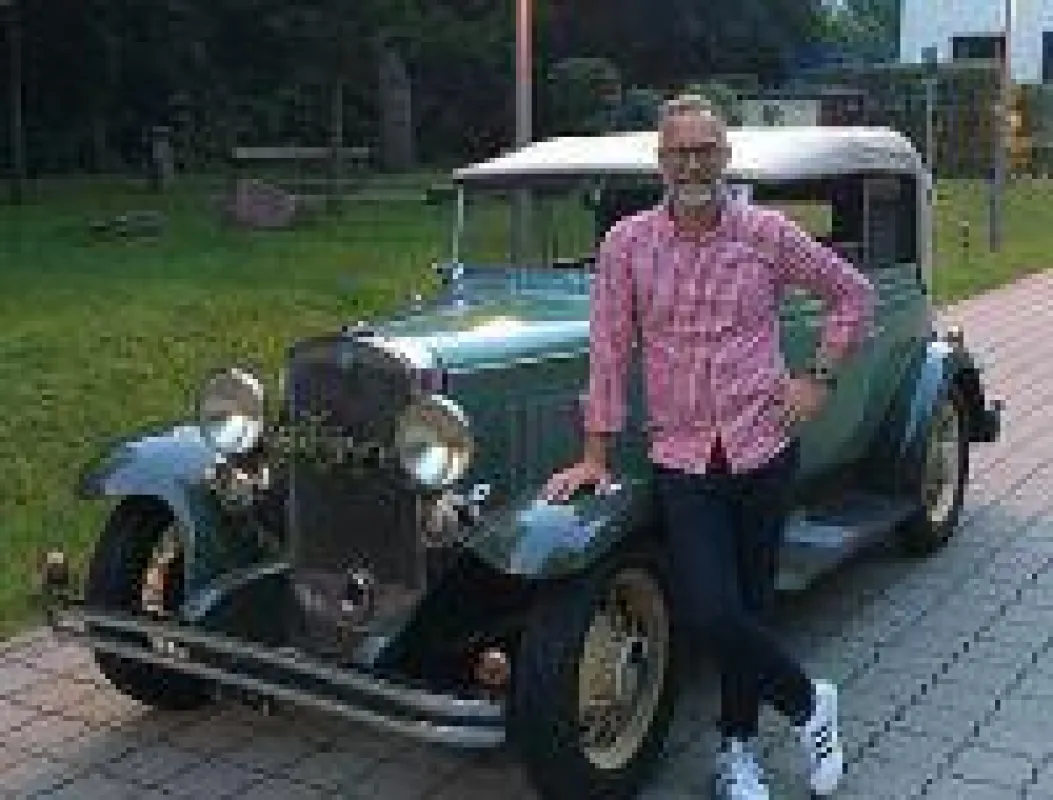Auktionator Frank Ehlert mit einem Oldtimer der Auktion, dem Chevrolet Phaeton Landauer von 1931
