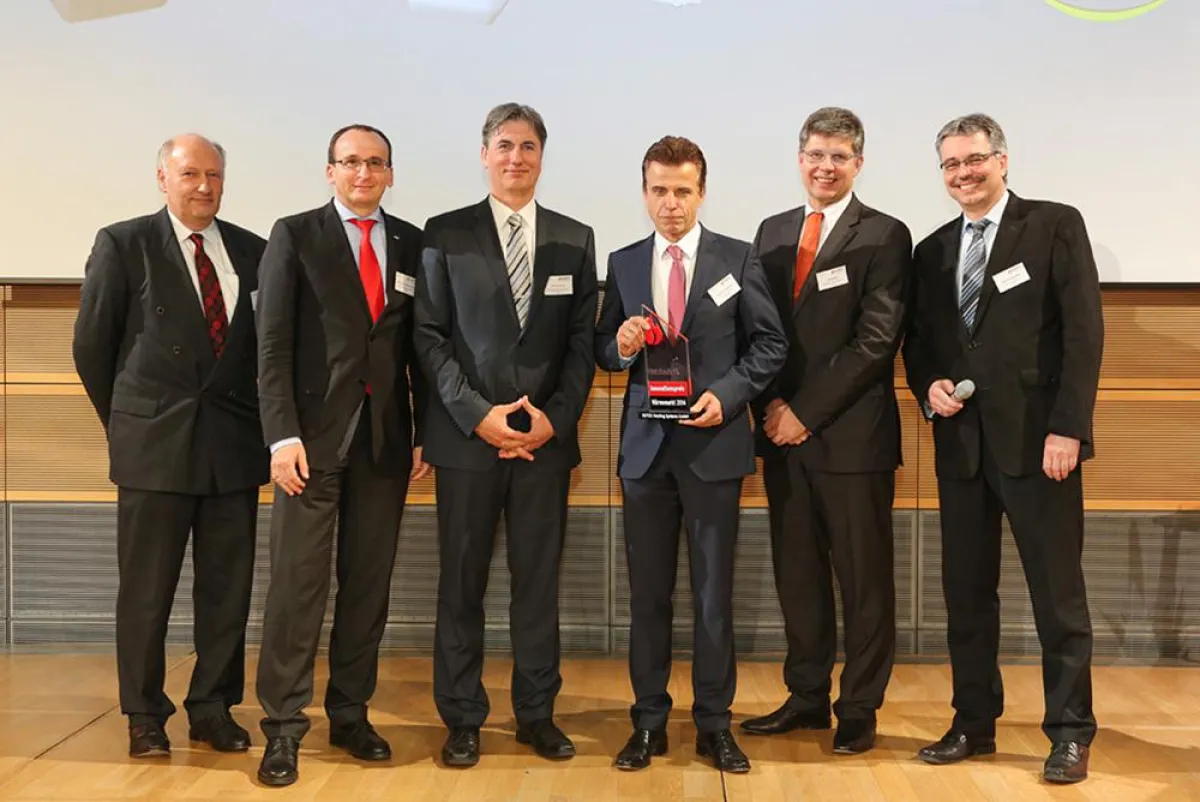 Geschäftsführer Dr. Grammling nimmt für ROTEX den Innovationspreis Wärmemarkt 2014 entgegen.