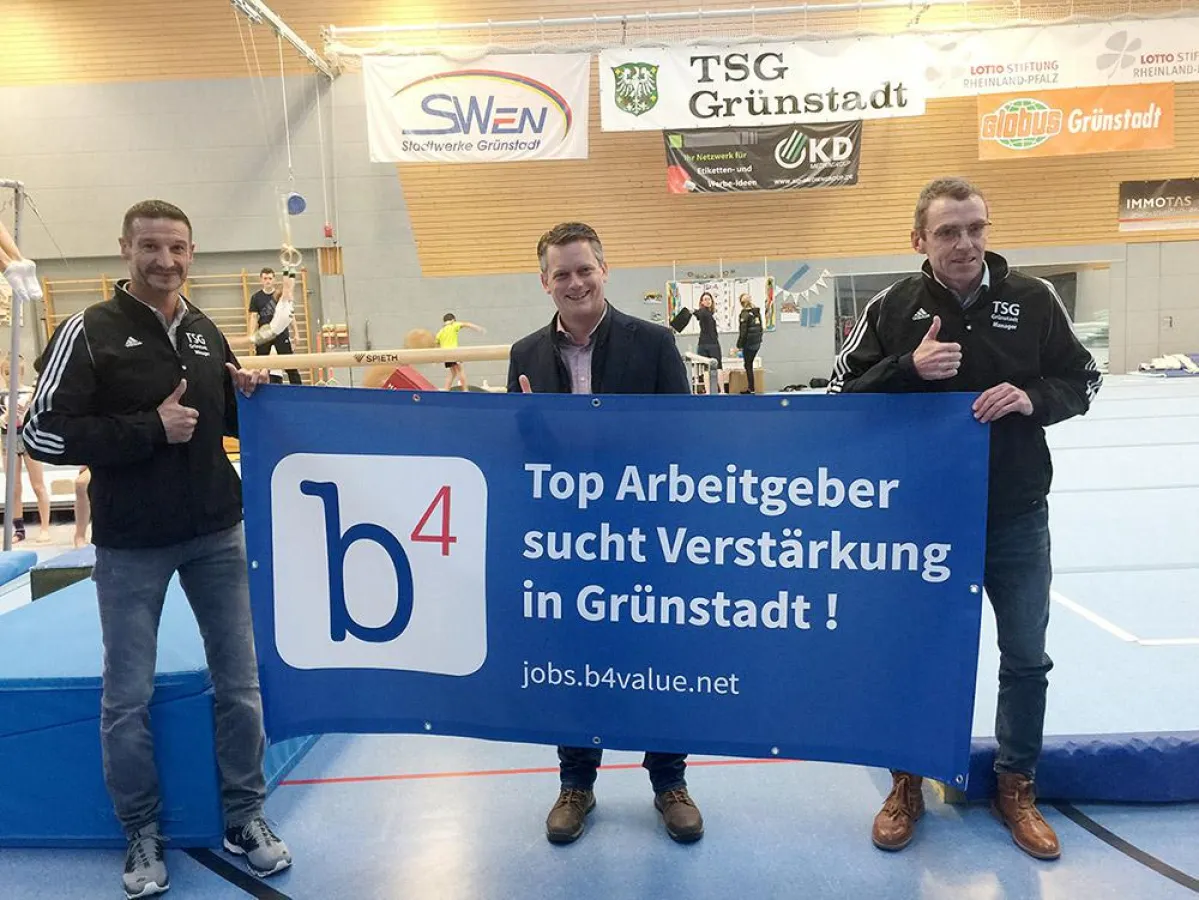 Teammanager des TSG Grünstadt und Karl-Josef Scholl, Mitglied der Geschäftsführung b4value.net GmbH