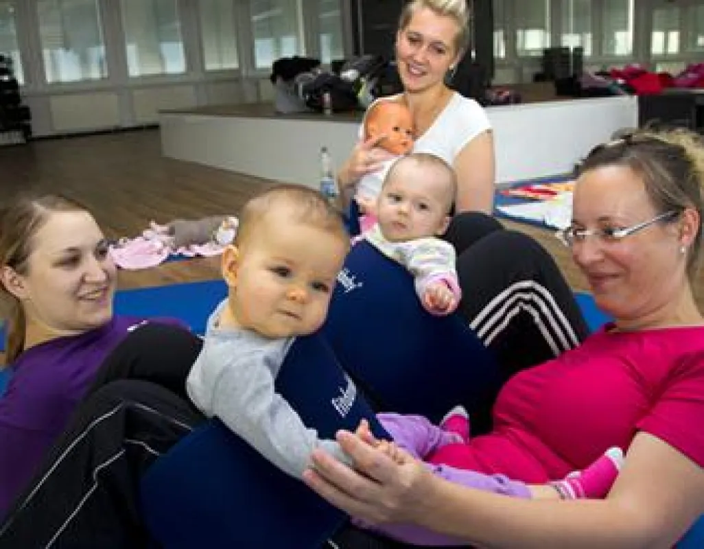 Leni Sophie hat viel Spaß in den Backen, wenn sie mit ihrer Mama turnt.