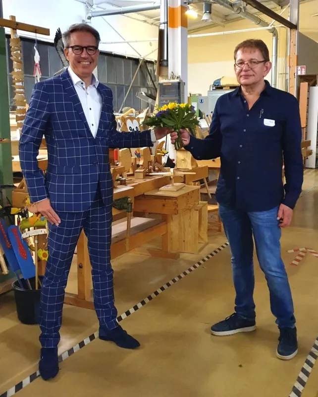 Michael Kranz (links im Bild) gratuliert dem neuen Vereinsvorsitzenden: Bernd Janischowsky.