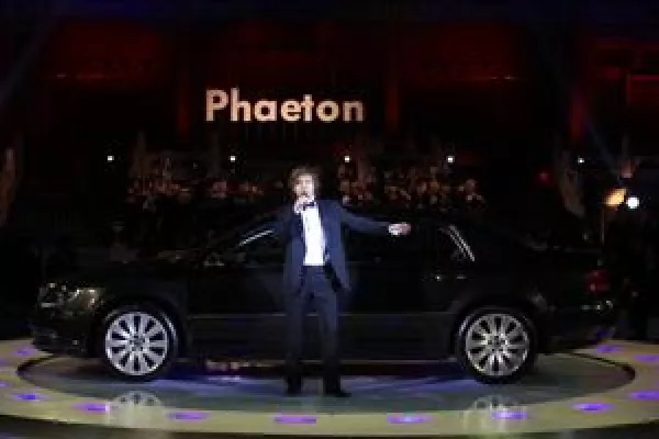 Erkan Aki – Erster Sänger in Pekings „Verbotener Stadt" Bild: Erkan Aki – Erster Sänger in Pekings „Verbotener Stadt"