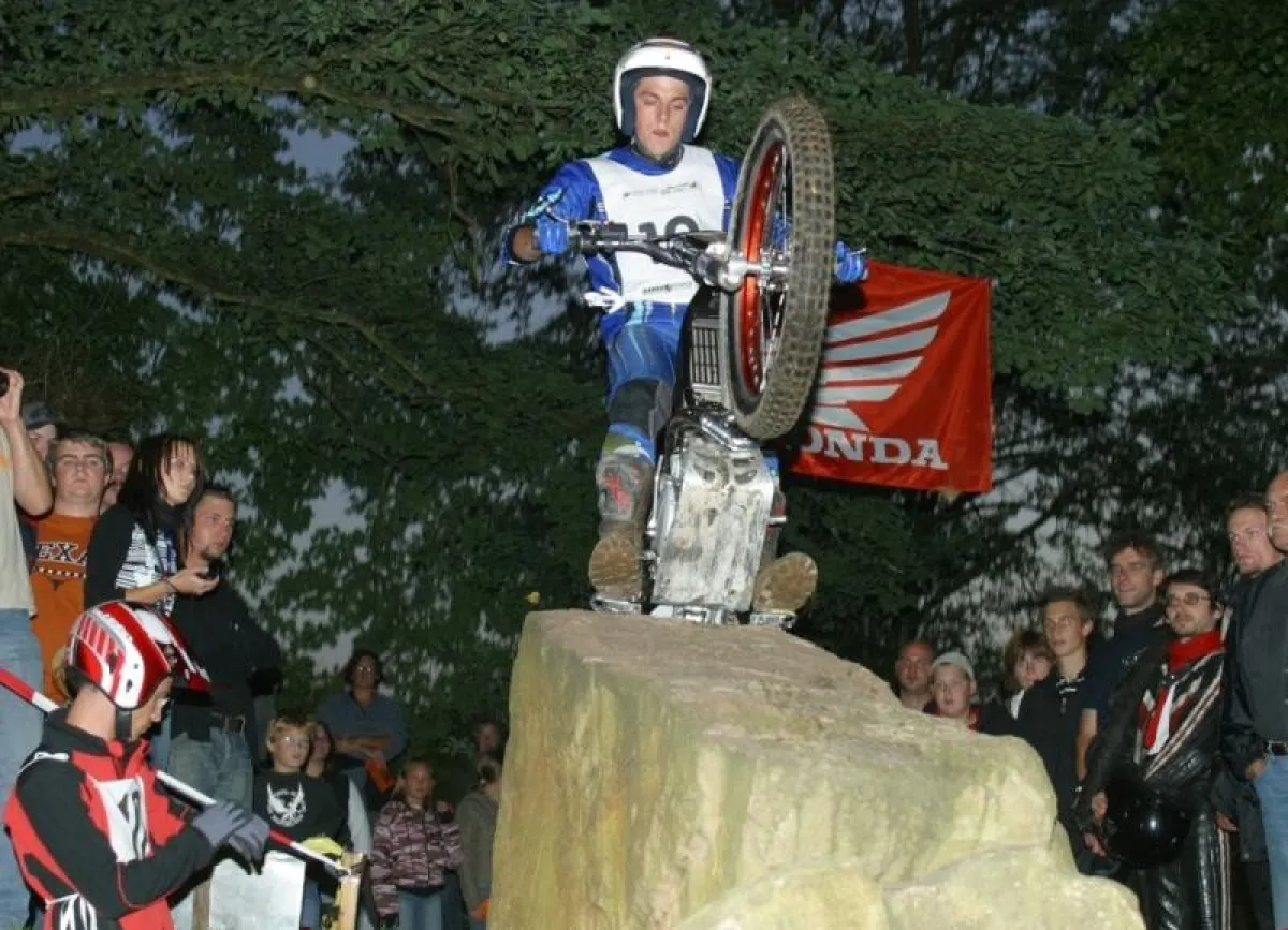 Beim Nacht-Trial in Uslar-Fürstenhagen starten die Akrobaten des Motorradsports