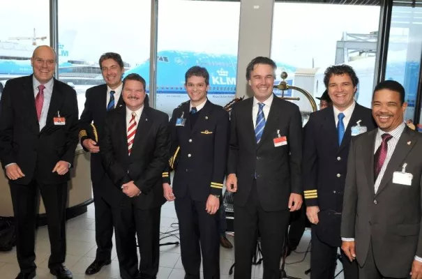 Bild: Aruba: „Erster“ KLM Flug nach Oranjestad staatstragend und karibisch fröhlich in Amsterdam verabschiedet