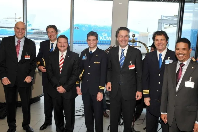 Bild: Aruba: „Erster“ KLM Flug nach Oranjestad staatstragend und karibisch fröhlich in Amsterdam verabschiedet