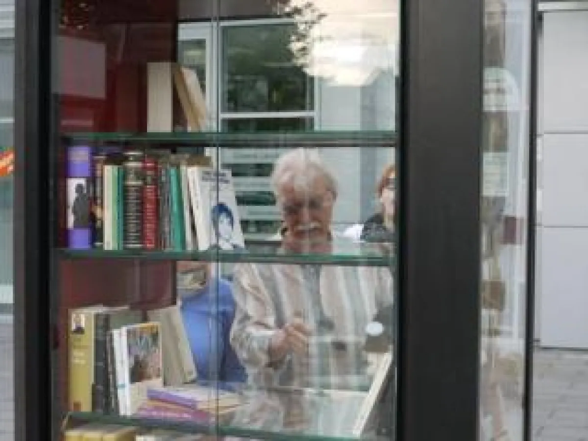 Lesebegeisterte Anwohner nehmen den Bücherschrank in Gebrauch