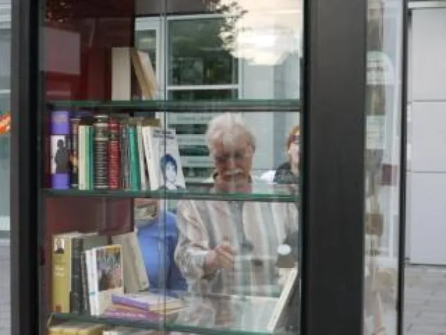 Bild: Die Bürgerstiftung Köln eröffnet den ersten offenen Bücherschrank