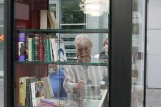 Die Bürgerstiftung Köln eröffnet den ersten offenen Bücherschrank Bild: Die Bürgerstiftung Köln eröffnet den ersten offenen Bücherschrank