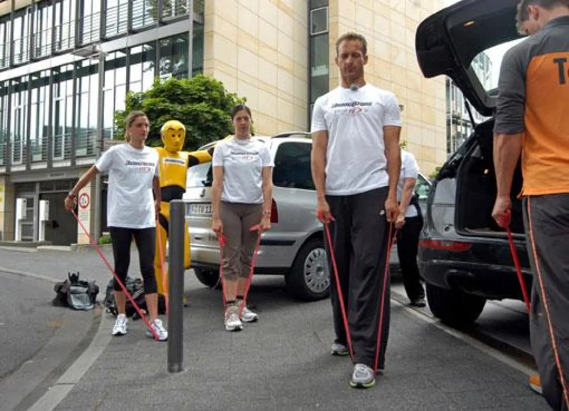 Frankfurter Autofahrer beim FAHR FIT-Training mit Tim Lobinger (2. von rechts)