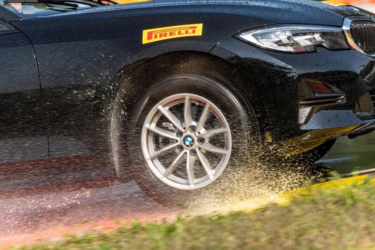 Pirelli Ganzjahresreifen bieten Sicherheit auch bei Nässe.