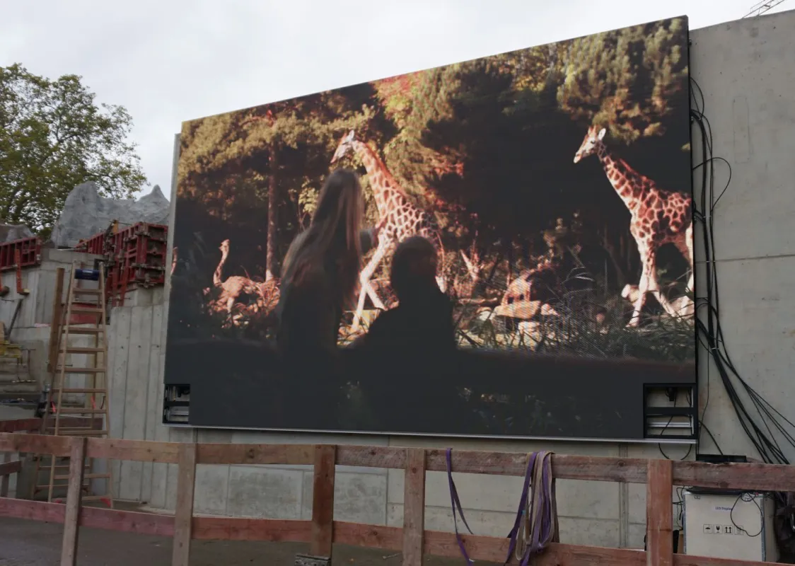 3D-fähige Videowand im Probebetrieb auf einer Leipziger Baustelle, montiert während der Rohbauphase. (© Daylite ®Informationssysteme GmbH, München, 2025)