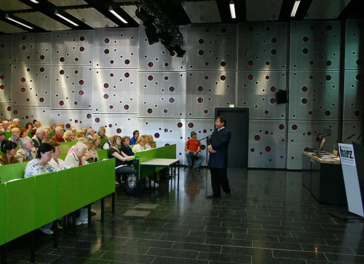 Einjähriges Jubiläum feierte die GenerationenHochschule mit ihrer Mai-Veranstaltung von Prof. Dr. Bruno Klauk vom Fachbereich Wirtschaftswissenschaften der Hochschule Harz