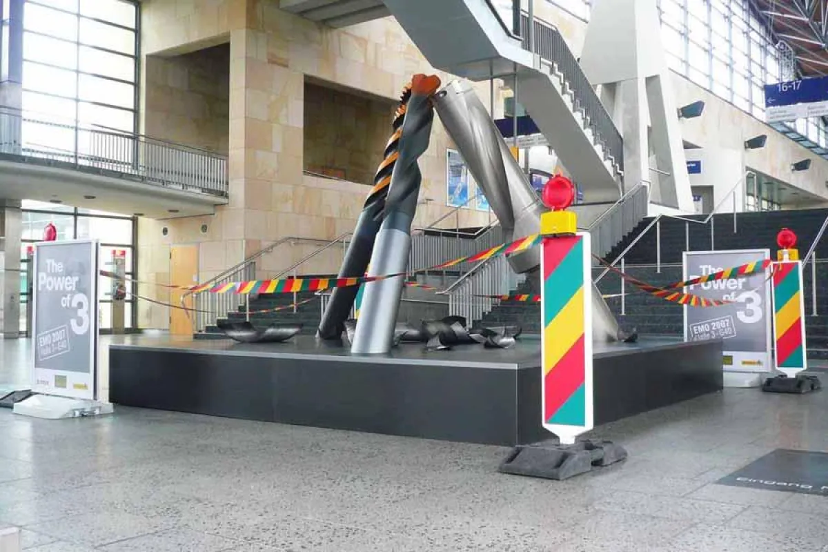 Drei überdimensionale Bohr-Werkzeuge begrüßen die Ankommenden am Bahnhof in Hannover. Selbst an den Span wurde gedacht.