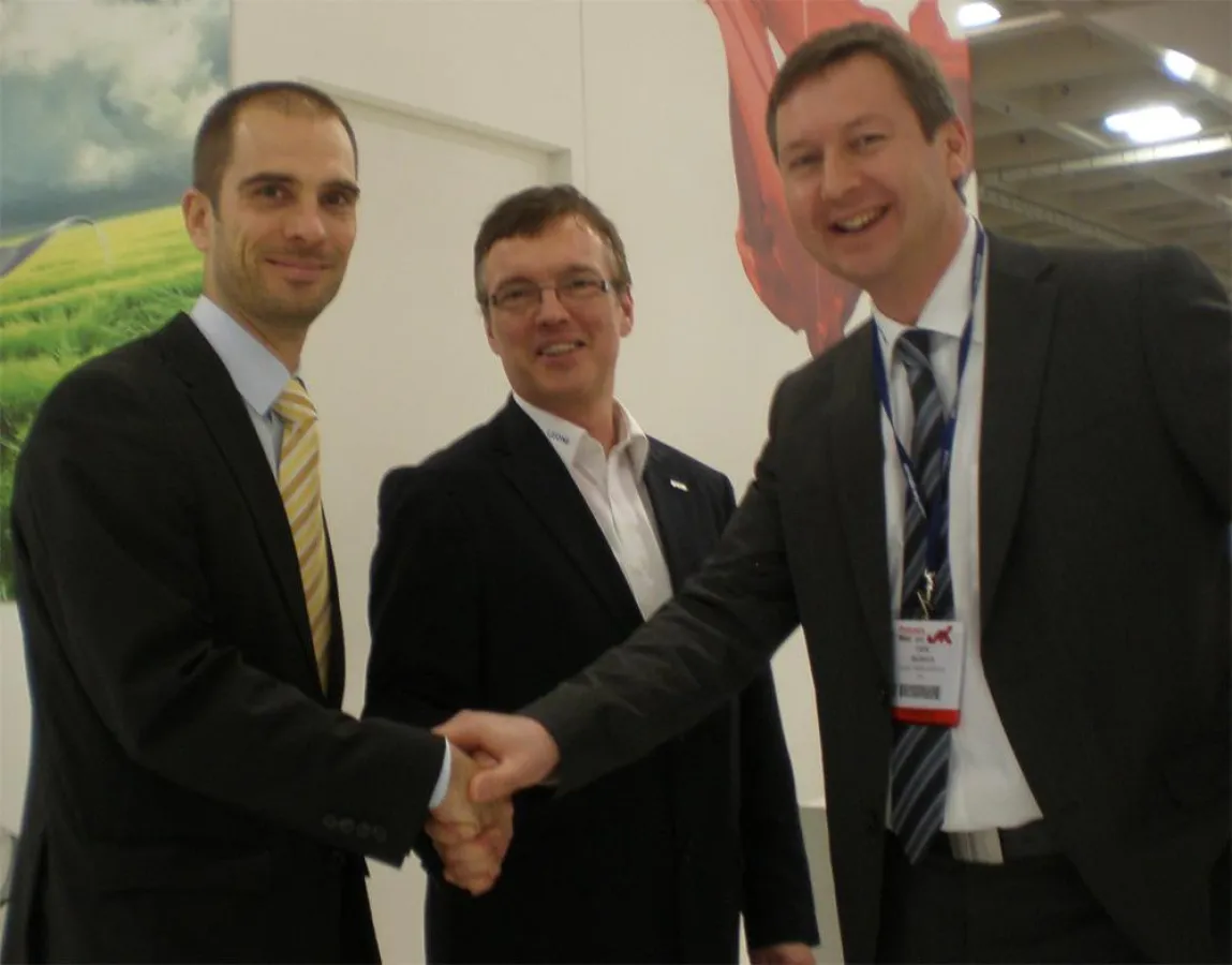 (v.l.n.r. ): Dr. Ulrich Lossen ( j-fiber GmbH), Andreas Weinert&Erik Miersch (LEONI Fiber Optics)