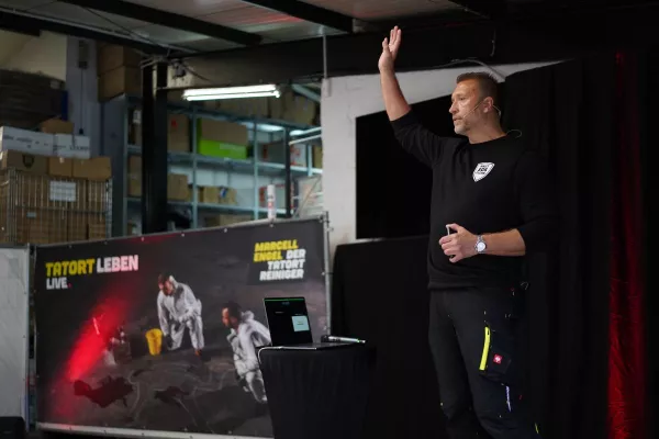 Bild: Tatortreiniger Marcell Engel am 21.12. in Frankfurt auf der Bühne