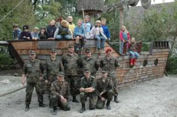 Bild: Fit für die Winter-Pausen: Eltern, Schüler & Co zeigen vorbildliches Engagement für den Pausenhof am Grünen Markt