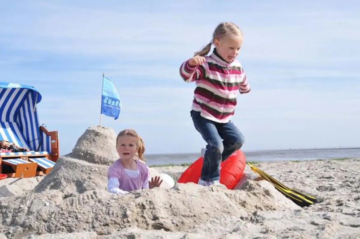 Jede Menge Urlaubsspaß für Kinder ist am feinsandigen Strand geboten.