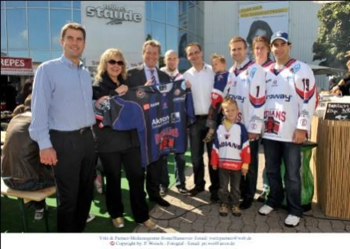 Überraschung gelüftet: Die Partner Möbel Staude und EC Hannover Indians präsentieren das neue Heimspiel-Trikot